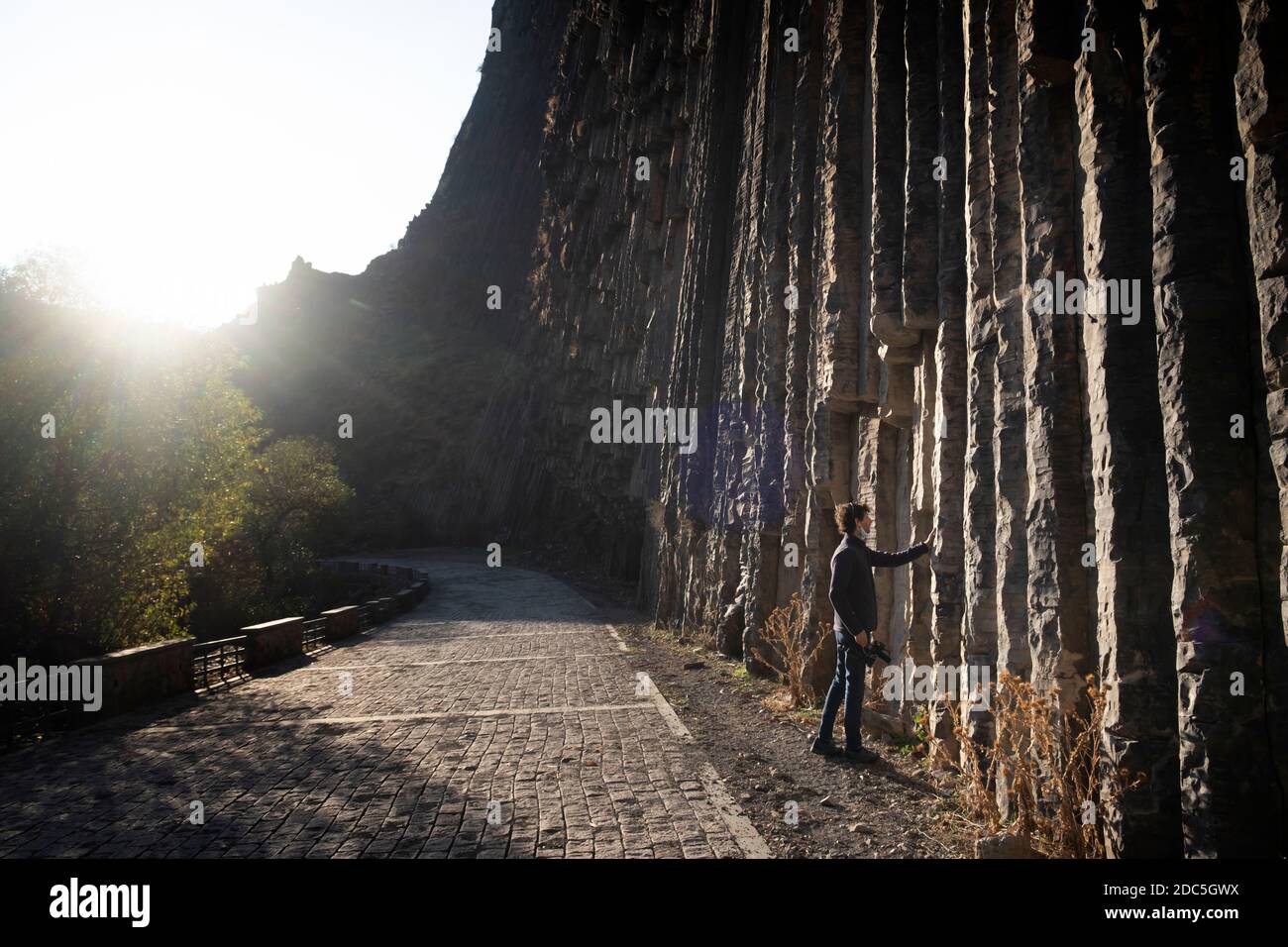 Felswände, die aus riesigen symmetrischen Sechseck- und pentagon-Basaltsäulen bestehen, die in der Garni-Schlucht in der Provinz Kotayk Armenia als „Symphonie der Steine“ oder „Basaltorgelpfeifen“ bezeichnet werden Stockfoto