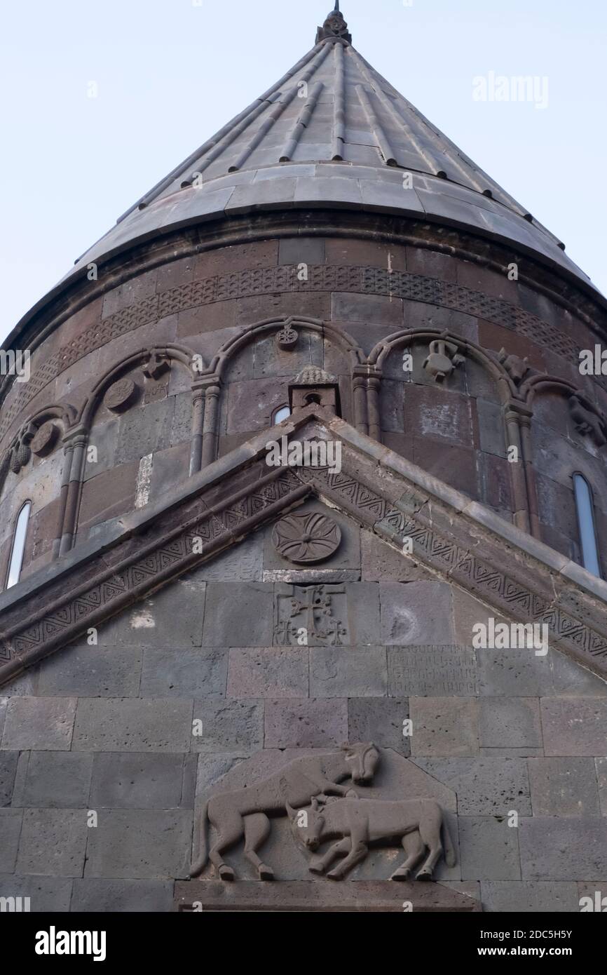 Schnitzwerk, das einen Löwen zeigt, der einen Ochsen an der Südfassade der Katoghike-Kapelle im mittelalterlichen Kloster Geghard angreift, das im 4th. Jahrhundert von Gregor dem Erleuchter in der armenischen Provinz Kotayk gegründet wurde Stockfoto