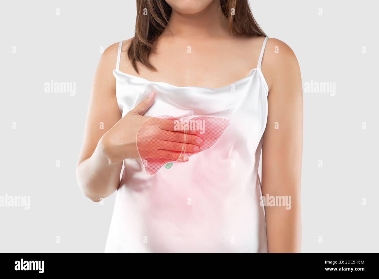 Das Foto der Leber auf den Körper der Frau vor grauem Hintergrund, Hepatitis, Konzept mit Gesundheitswesen und Medizin. Stockfoto