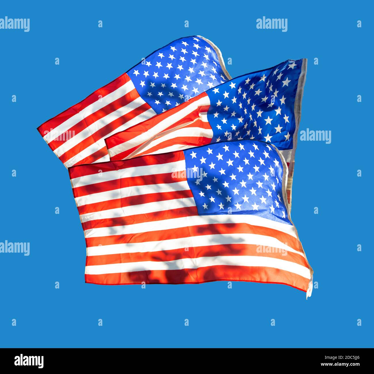 Die Gruppe der Nationalflagge der Vereinigten Staaten von Amerika auf blauem Himmel Hintergrund. Stockfoto