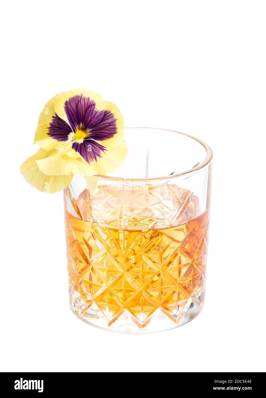 Alkoholischer Cocktail aus Kirsche, altmodisch, mit Whiskey und Eiswürfel in einem Glas, isoliert auf weißem Hintergrund. Stockfoto