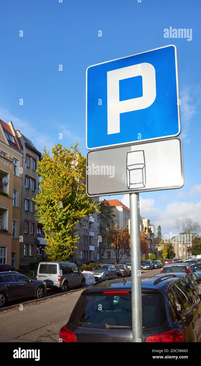 Parken parallel zum Straßenzugangsschild, selektiver Fokus. Stockfoto