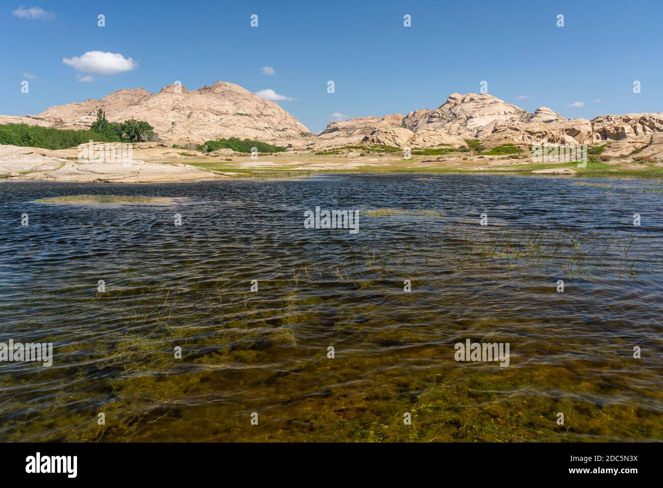 Felsformationen in Bektau ATA in Kasachstan mit kleinem See. Stockfoto
