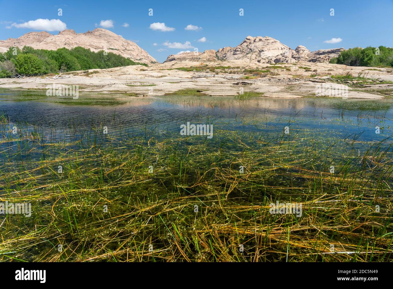 Felsformationen in Bektau ATA in Kasachstan mit kleinem See. Stockfoto
