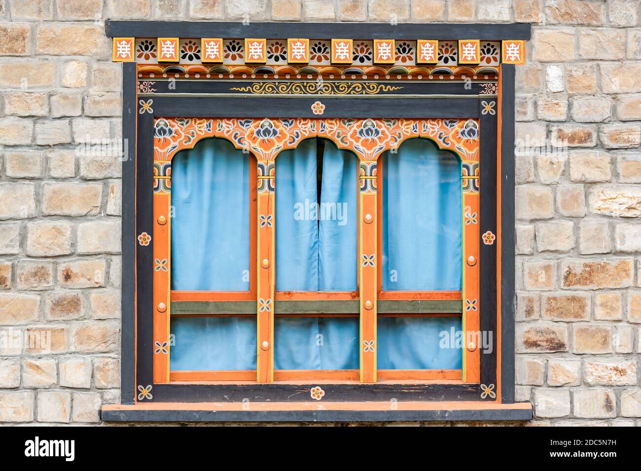 Lokale einzigartige architektonische Details der Fenster in Bhutan. Stockfoto