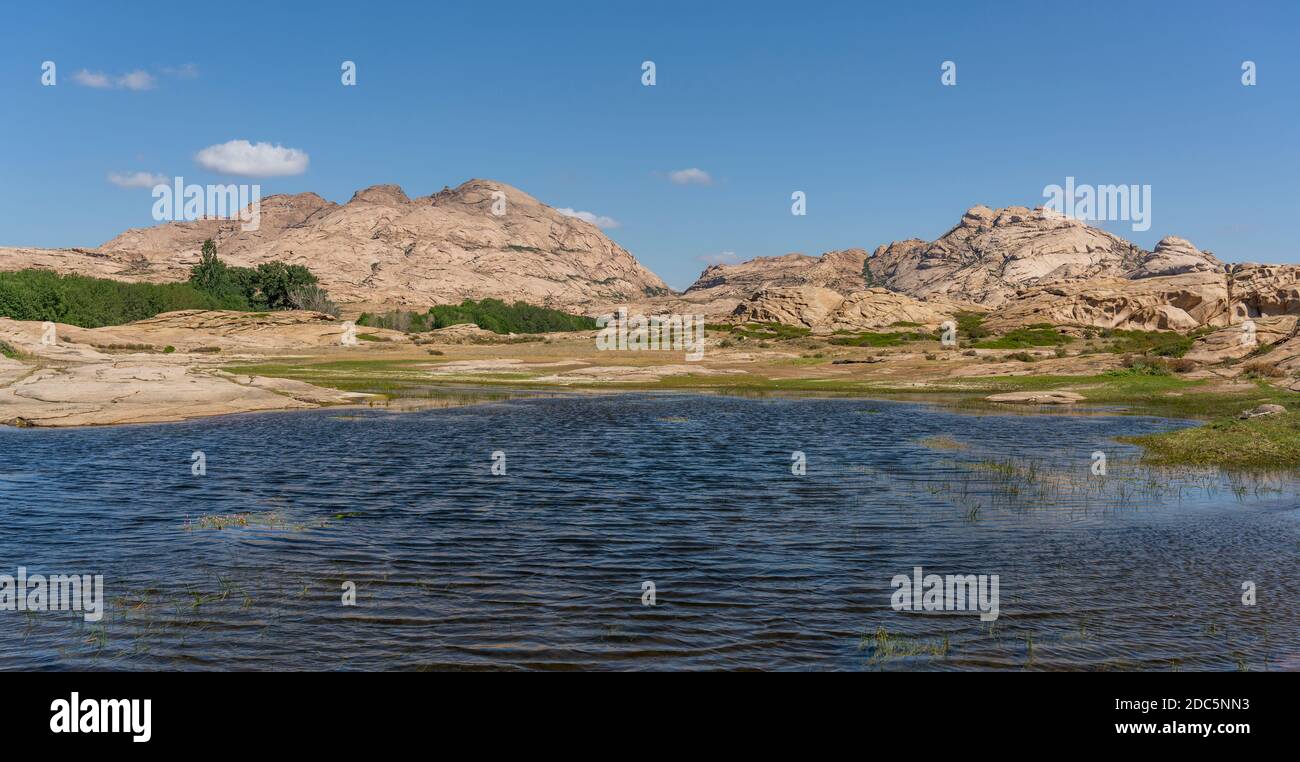 Felsformationen in Bektau ATA in Kasachstan mit kleinem See. Stockfoto
