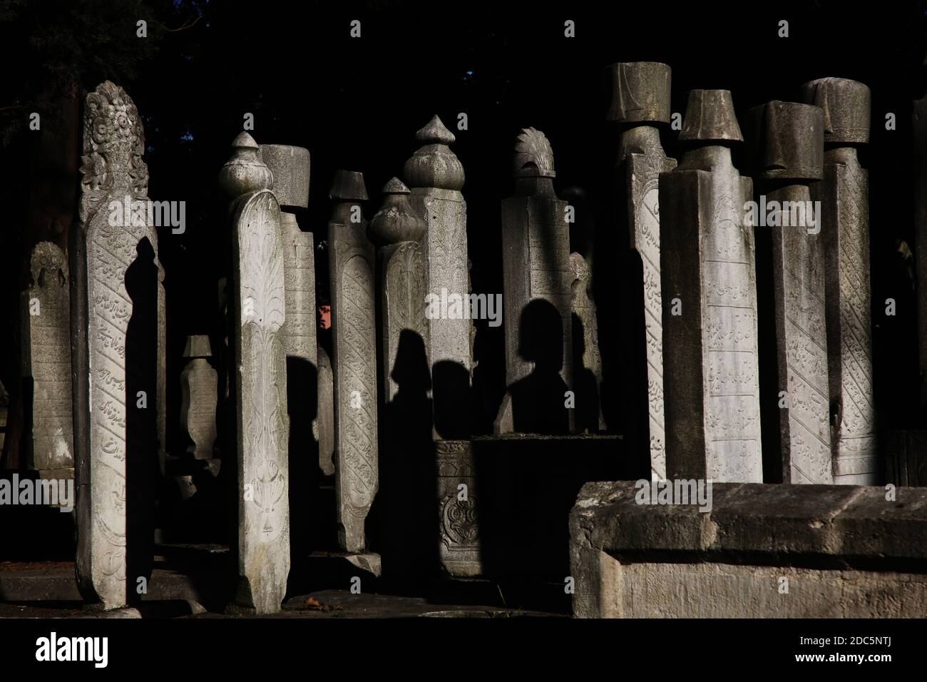 Die osmanischen historischen Grabsteine auf dem Friedhof Eyup, Istanbul, Türkei. Historischer Grabstein in istanbul Stockfoto