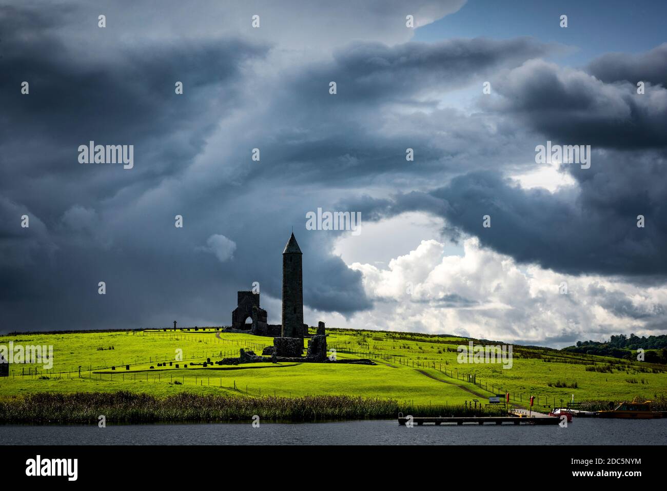 Devenish Island Klosteranlage, Enniskillen, Co. Fermanagh, Nordirland Stockfoto