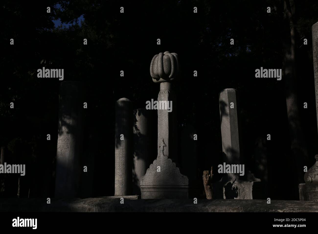 Die osmanischen historischen Grabsteine auf dem Friedhof Eyup, Istanbul, Türkei. Historischer Grabstein in istanbul Stockfoto