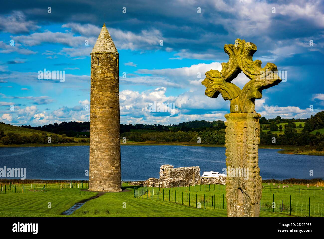 Devenish Island Klosteranlage, Enniskillen, Co. Fermanagh, Nordirland Stockfoto