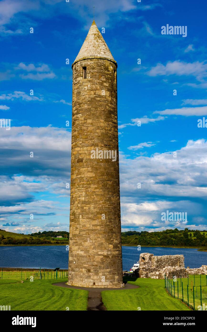 Devenish Island Klosteranlage, Enniskillen, Co. Fermanagh, Nordirland Stockfoto