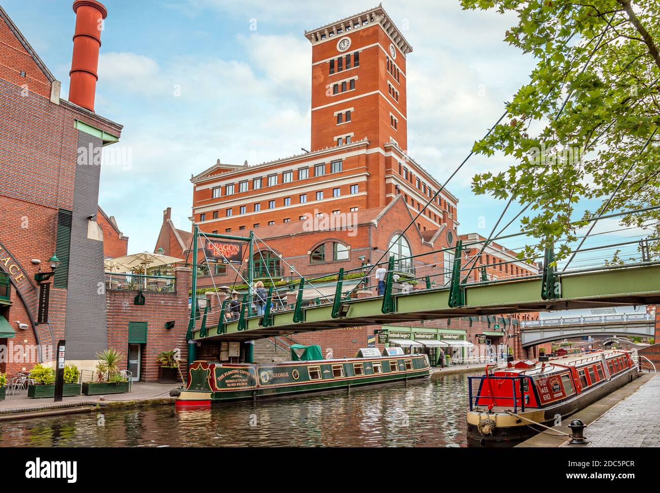 Narrow Boat Marina am Brindley Place, einem Kanalbecken im Zentrum von Birmingham, England Stockfoto