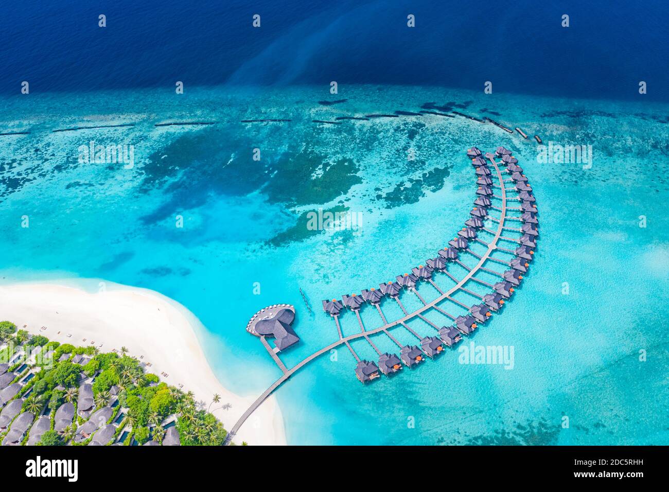 Atemberaubende Luftlandschaft, Malediven-Insel, Luxus-Wasser-Villen-Resort und hölzernen Pier. Schöner Himmel und Wolken und Strand, Sommerurlaub Stockfoto