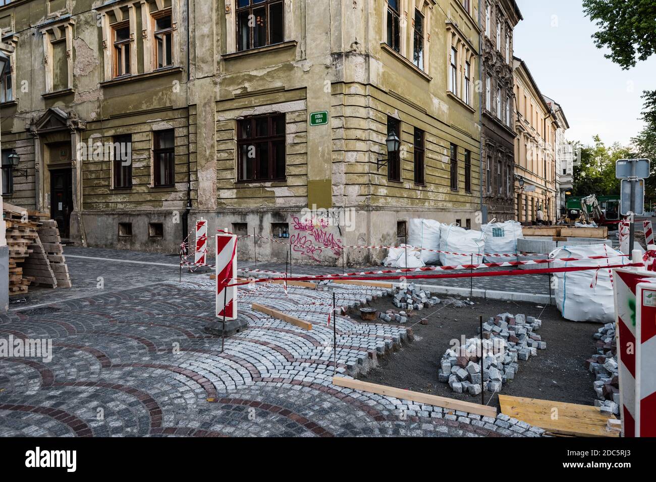 Baustelle in der Fußgängerzone der Altstadt, Erneuerung der gepflasterten Bürgersteig Stockfoto