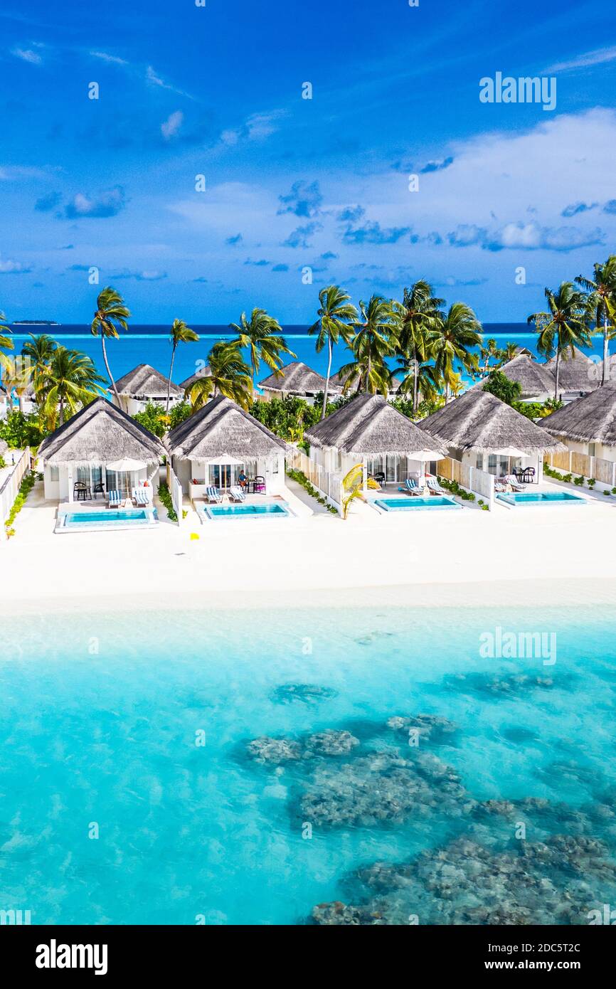 Landschaft der Malediven Strand. Tropisches Panorama, Luxus Villa Resort an paradiesischer Inselküste. Luxus Reise Ziel Hintergrund Sommerurlaub Stockfoto