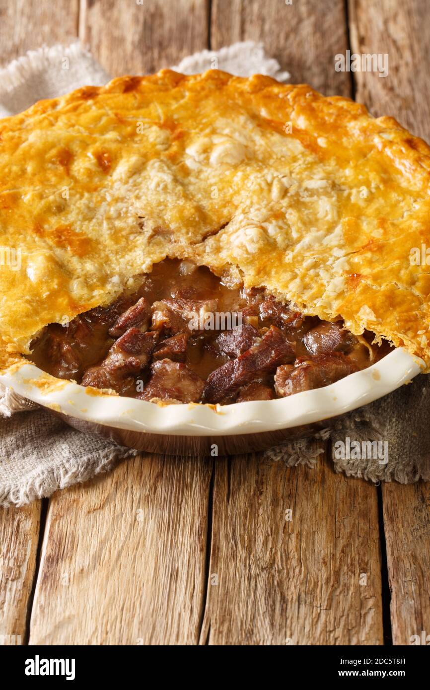 Köstliche traditionelle englische Steak Pie close-up in einer Backform auf dem Tisch. Vertikal Stockfoto