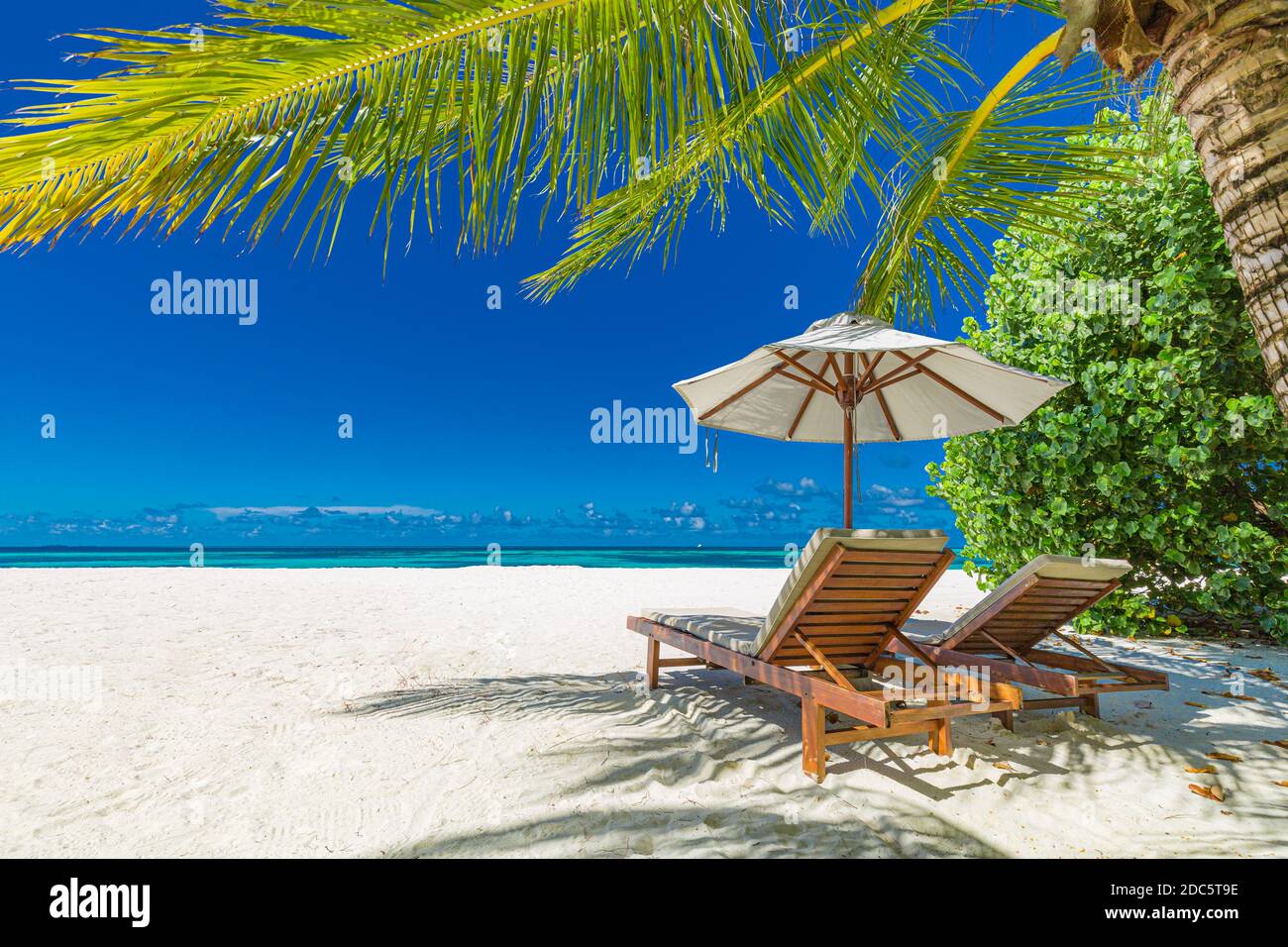 Wunderschönes tropisches Strandbanner. Weißer Sand, Kokopalmen Reisen Tourismus breites Panorama-Konzept. Tolle Strandlandschaft. Luxus Insel Resort Urlaub Stockfoto