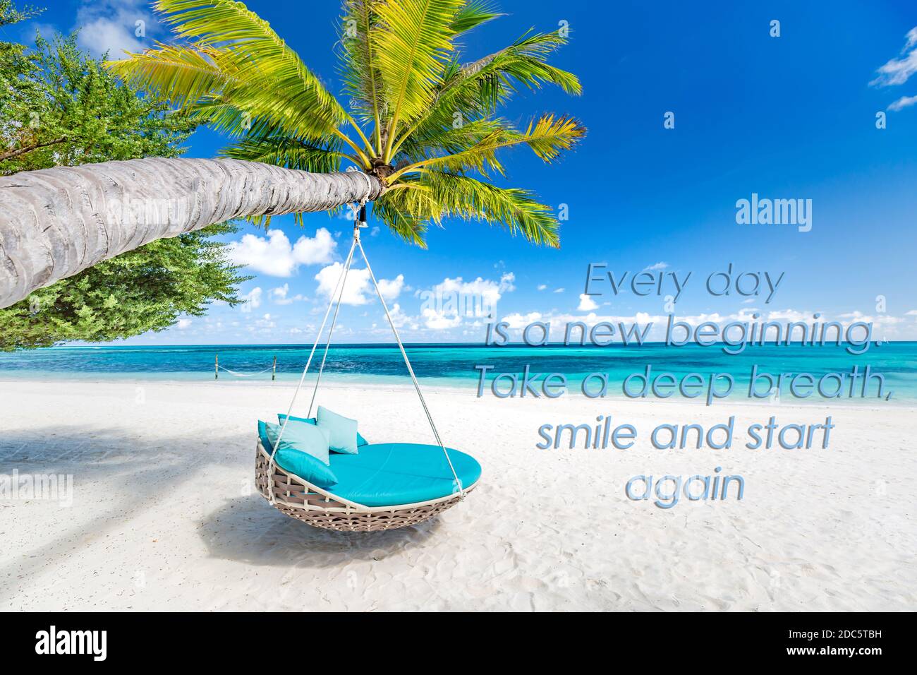 Jeder Tag ist ein neuer Anfang. Atmen Sie tief durch, lächeln Sie und beginnen Sie von vorne. Strandlandschaft Zitate, Positivität, Vibes, Stimmungen, motivierend, entspannen Worte Stockfoto