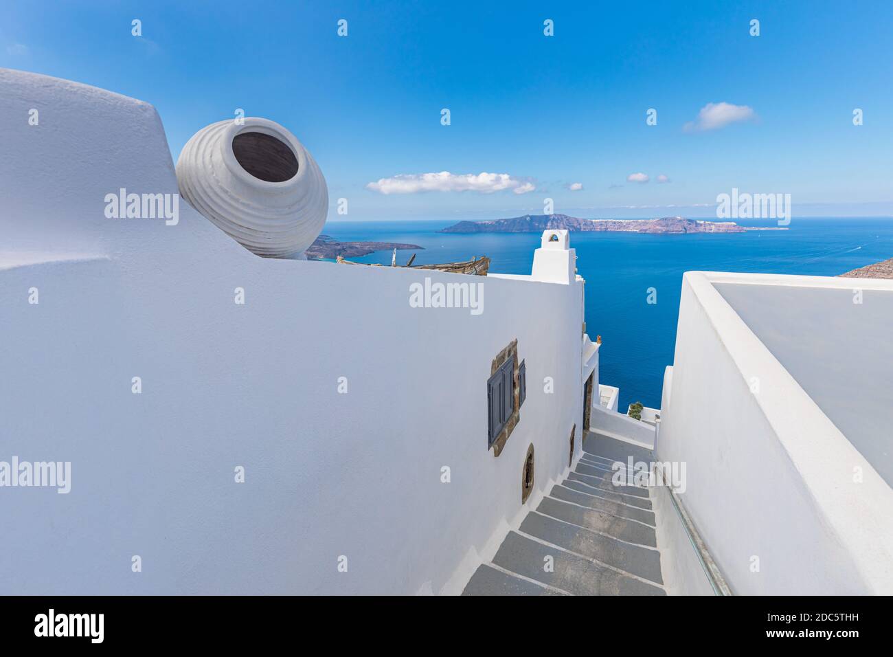 Santorini, Griechenland. Malerischer Blick auf die traditionellen kykladischen Santorini Häuser auf Klippen, Stufen mit endlosem Meerblick. Tolle Reiselandschaft, idyllisch Stockfoto