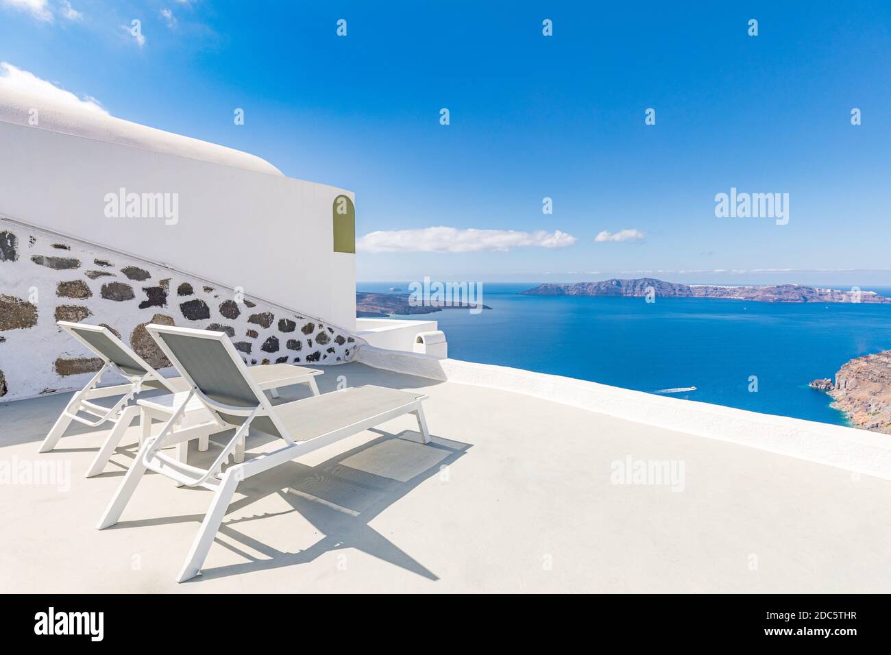 Chaiselongue in Santorini, Griechenland. Europa Reiseziel, Luxus Resort Terrasse, Caldera Meerblick. Erholsame, friedliche Stimmung, Sommerstimmung. Romantik Stockfoto