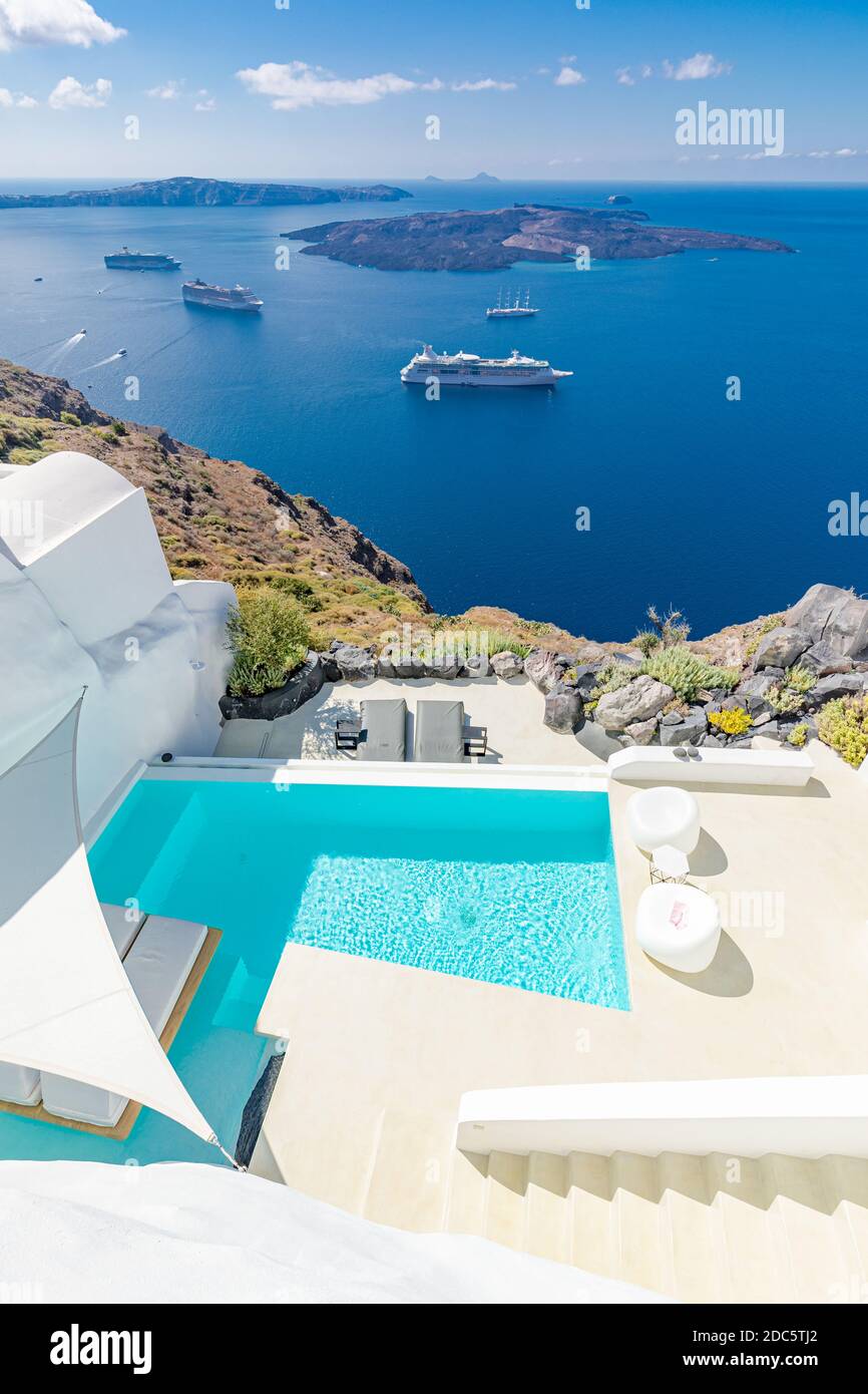 Blick auf Caldera und Pool, typische weiße Architektur, romantisches Dorf auf Santorini Insel, Griechenland. Sommerurlaub, Kreuzfahrtschiffe, Meerblick Stockfoto
