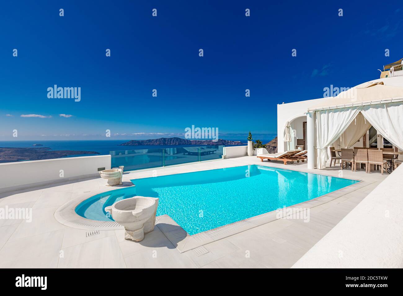 Blick auf Caldera und Pool, typische weiße Architektur, romantisches Dorf auf Santorini Insel, Griechenland. Sommerurlaub, Kreuzfahrtschiffe, Meerblick Stockfoto