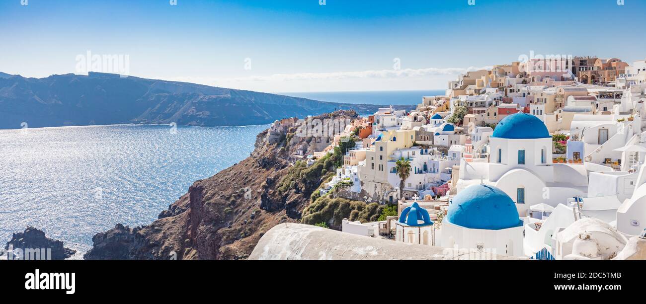 Erstaunlich schöne Reiselandschaft, Sommerlandschaft in Santorini, Griechenland. Blauer Himmel und Meerblick mit weißer Architektur, inspirierendes Urlaubsfoto Stockfoto