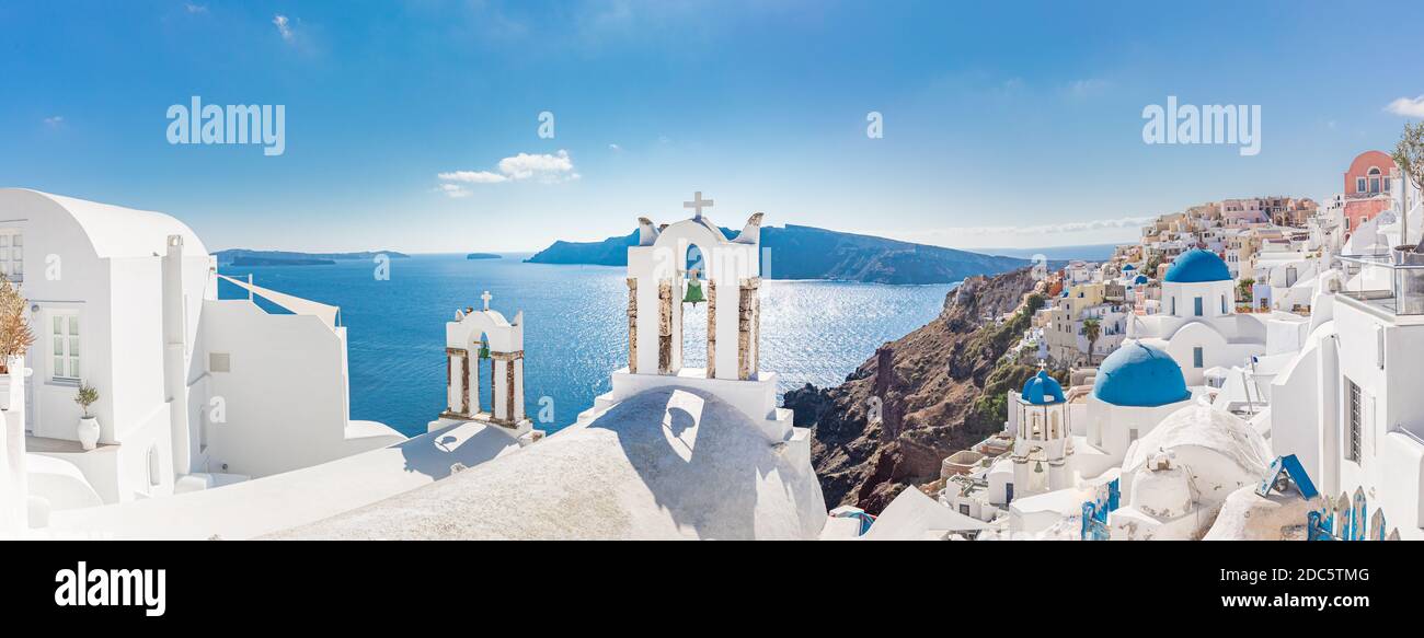 Erstaunlich schöne Reiselandschaft, Sommerlandschaft in Santorini, Griechenland. Blauer Himmel und Meerblick mit weißer Architektur, inspirierendes Urlaubsfoto Stockfoto