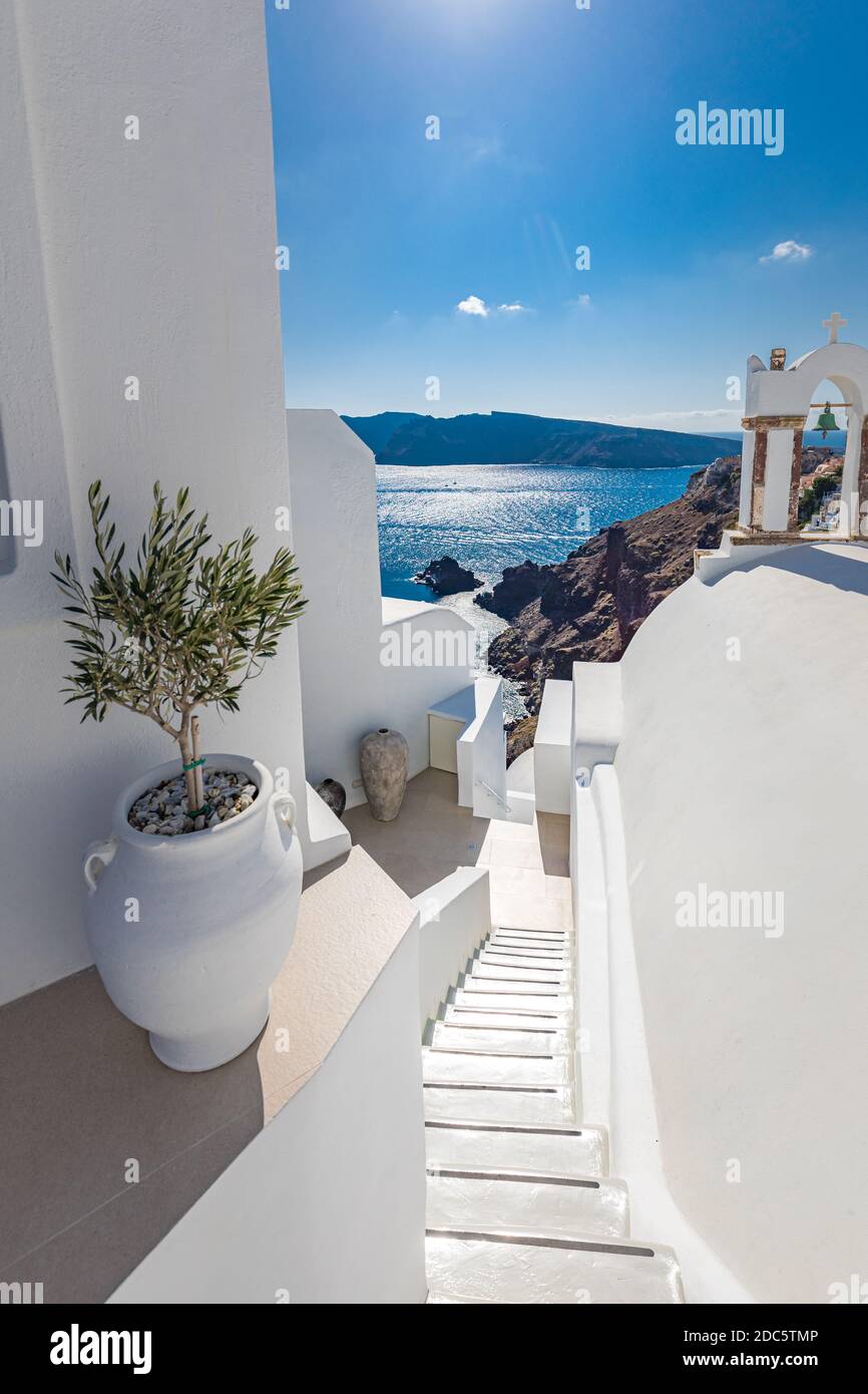Santorini, Griechenland. Malerischer Blick auf die traditionellen kykladischen Santorini Häuser auf Klippen, Stufen mit endlosem Meerblick. Tolle Reiselandschaft, idyllisch Stockfoto