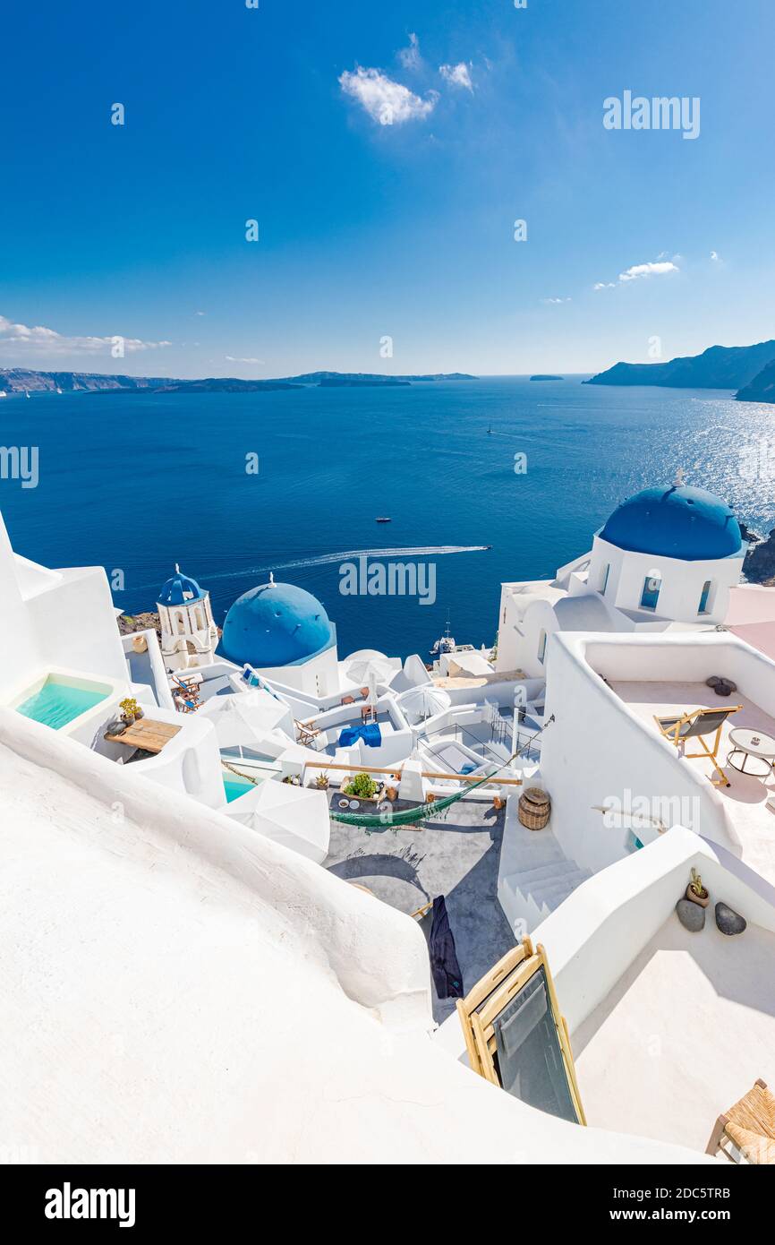 Erstaunlich schöne Reiselandschaft, Sommerlandschaft in Santorini, Griechenland. Blauer Himmel und Meerblick mit weißer Architektur, inspirierendes Urlaubsfoto Stockfoto