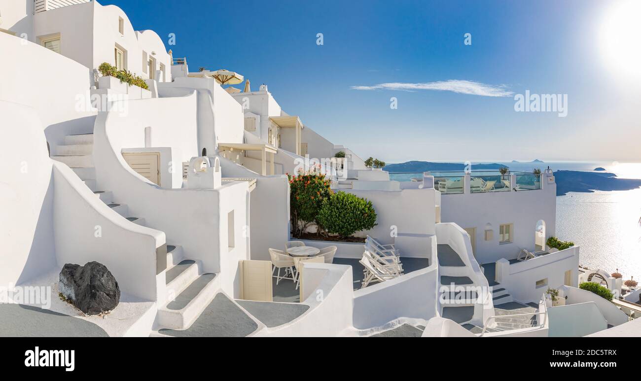 Ein Panoramablick auf die Caldera in Santorini im Sommer. Erstaunliche weiße Architektur, fantastisches Reiseziel, Luxus-Resort, Häuser und Meer Stockfoto