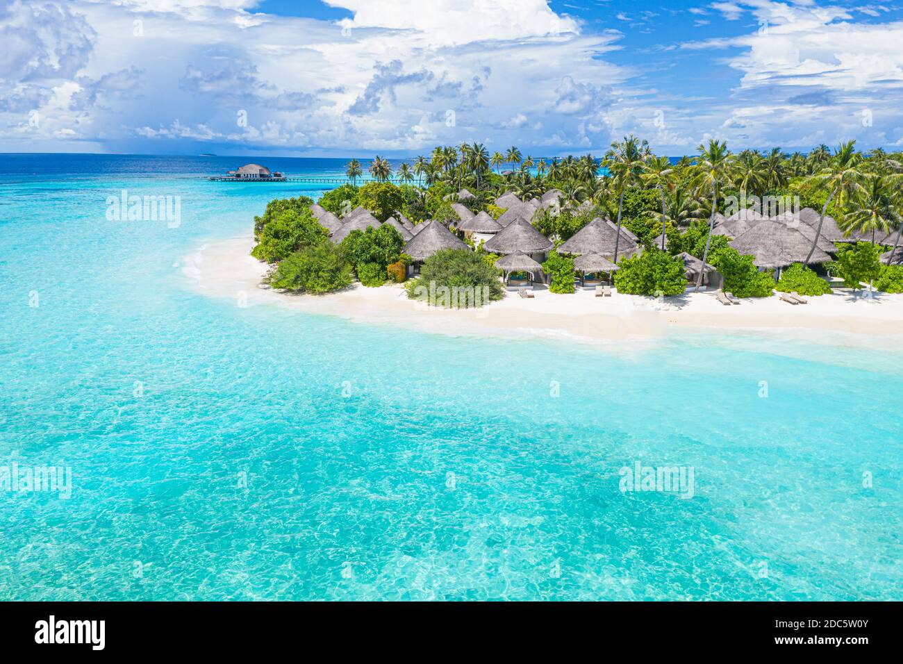 Luftaufnahme des wunderschönen tropischen Strandes der Malediven. Tolle Aussicht, blautürkisfarbenes Lagunenwasser, Palmen und weißer Sandstrand. Luxusreisen Stockfoto
