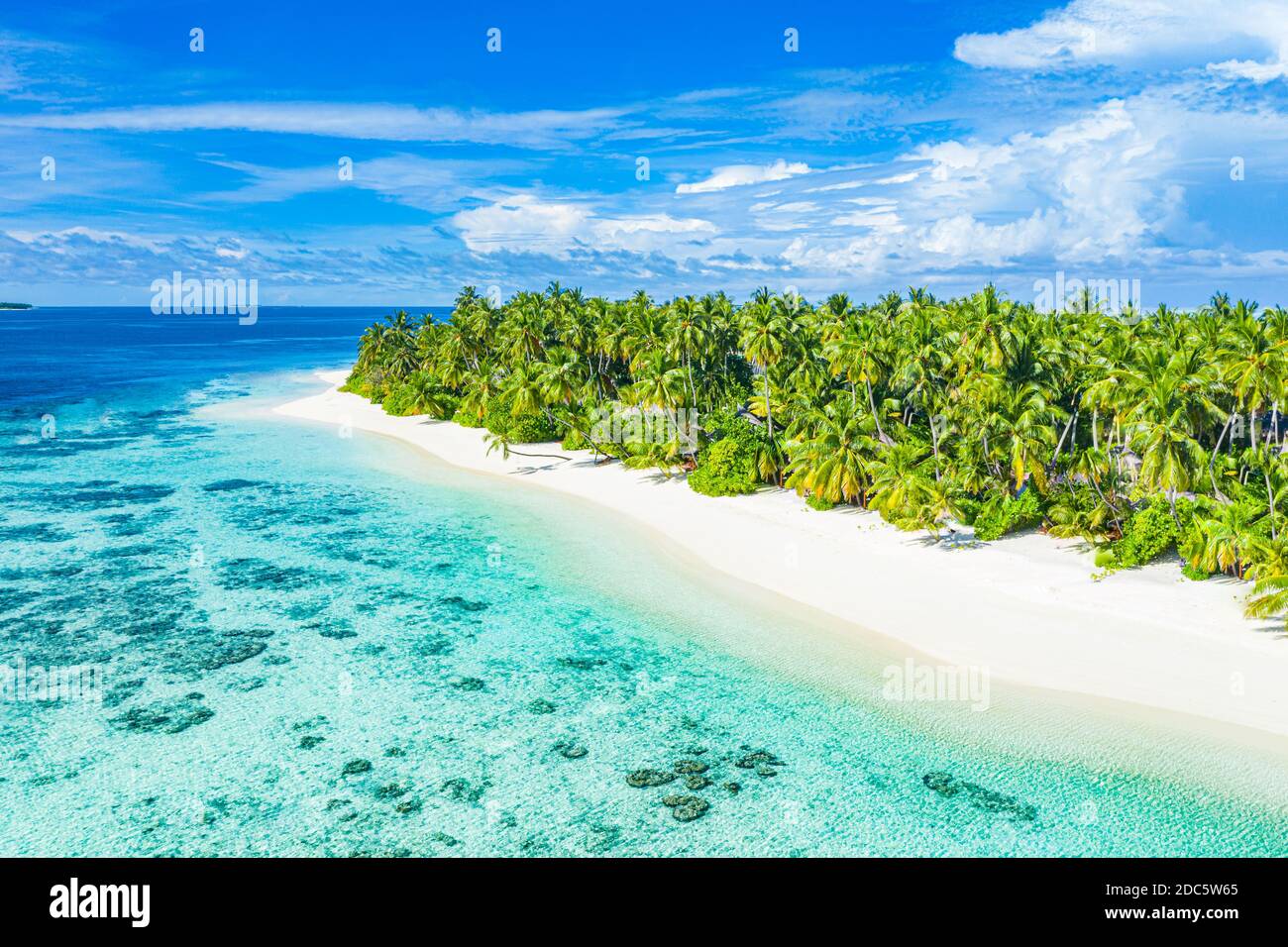 Luftaufnahme des wunderschönen tropischen Strandes der Malediven. Tolle Aussicht, blautürkisfarbenes Lagunenwasser, Palmen und weißer Sandstrand. Luxusreisen Stockfoto