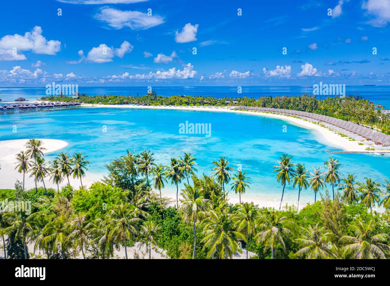 Luftlandschaft mit tropischen Resort-Villen, Bungalow, Palmen und wunderschönem Meer. Reiseziel, Luxusurlaub, Sommer Natur Szene Stockfoto