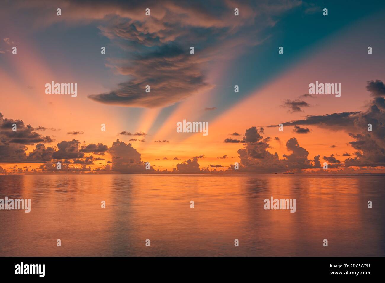 Tropischer Sonnenuntergang am Meer. Skyscape, Seestück. Twilight Natur Panorama, Ozean Horizont. Wolkiger, bunter Himmel, helle, friedliche Wasserspiegelung. Zen, ruhig Stockfoto
