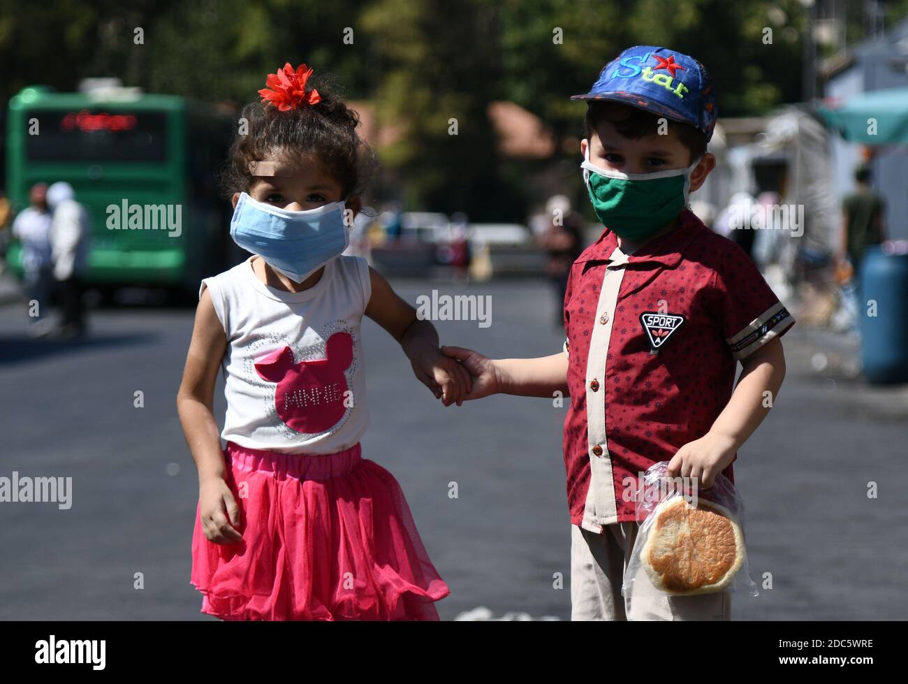 Peking, Syrien. August 2020. Syrische Kinder mit Gesichtsmasken gehen auf der Straße von Damaskus, der Hauptstadt Syriens, 9. August 2020. Quelle: Ammar Safarjalani/Xinhua/Alamy Live News Stockfoto