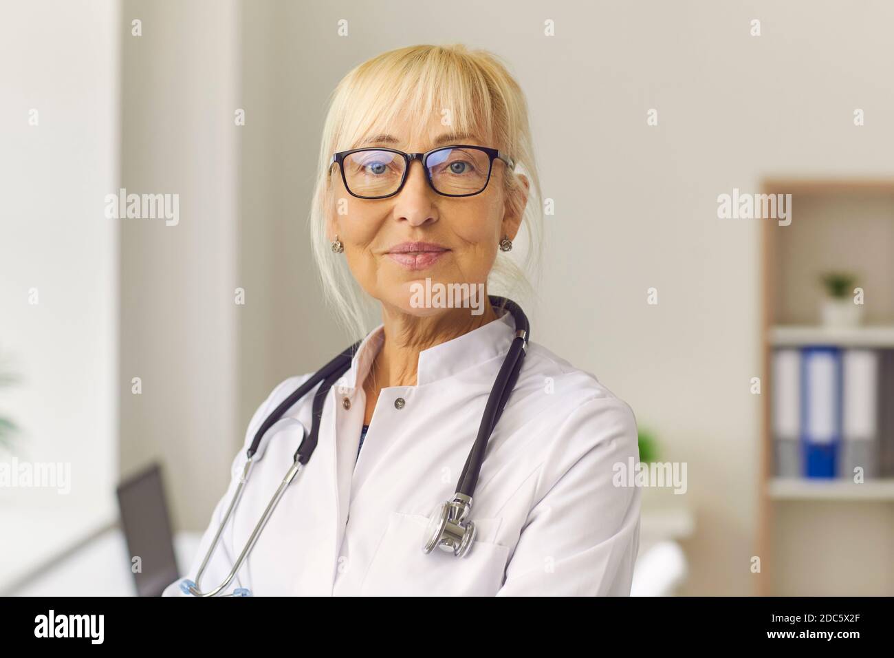 Nahaufnahme Porträt einer erfahrenen freundlichen Senior Doctor Frau Blick auf die Kamera. Stockfoto