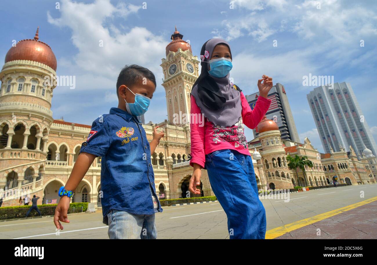 Peking, Malaysia. September 2020. Kinder mit Gesichtsmasken spielen in der Nähe des Merdeka-Platzes in Kuala Lumpur, Malaysia, 16. September 2020. Quelle: Chong Voon Chung/Xinhua/Alamy Live News Stockfoto