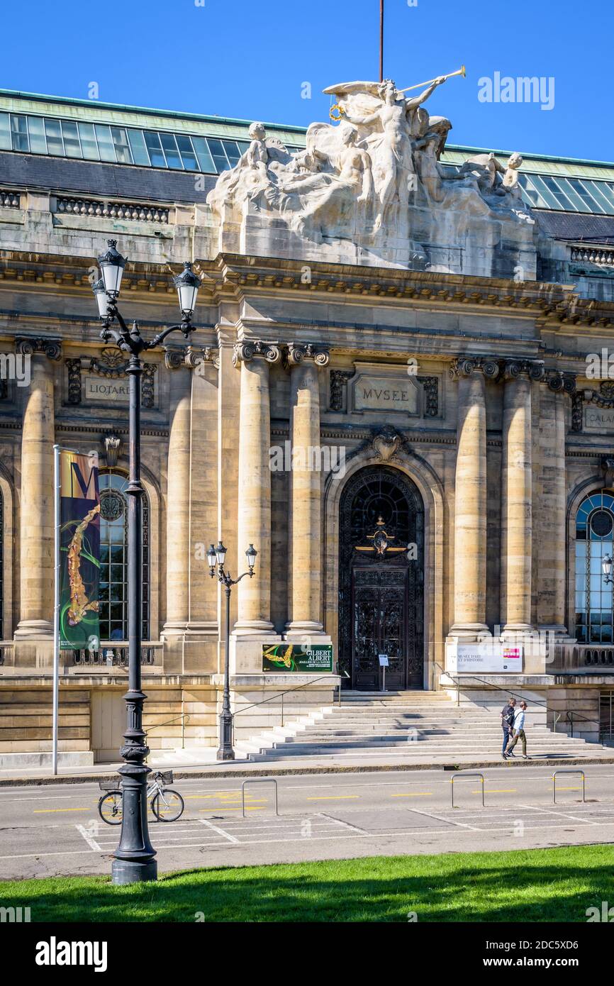 Drei Viertel Vorderansicht des Eingangs des Museums für Kunst und Geschichte in Genf an einem sonnigen Sommermorgen. Stockfoto