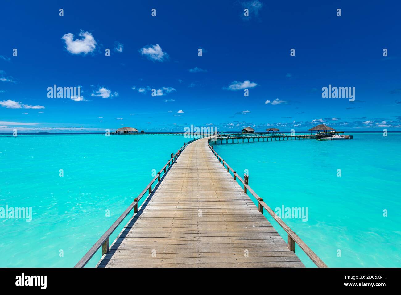 Panorama von Wasservillen Bungalows am tropischen Strand auf den Malediven am Sommertag. Luxus Sommer Reise Landschaft, Seeseite. Blautöne in tropisch Stockfoto