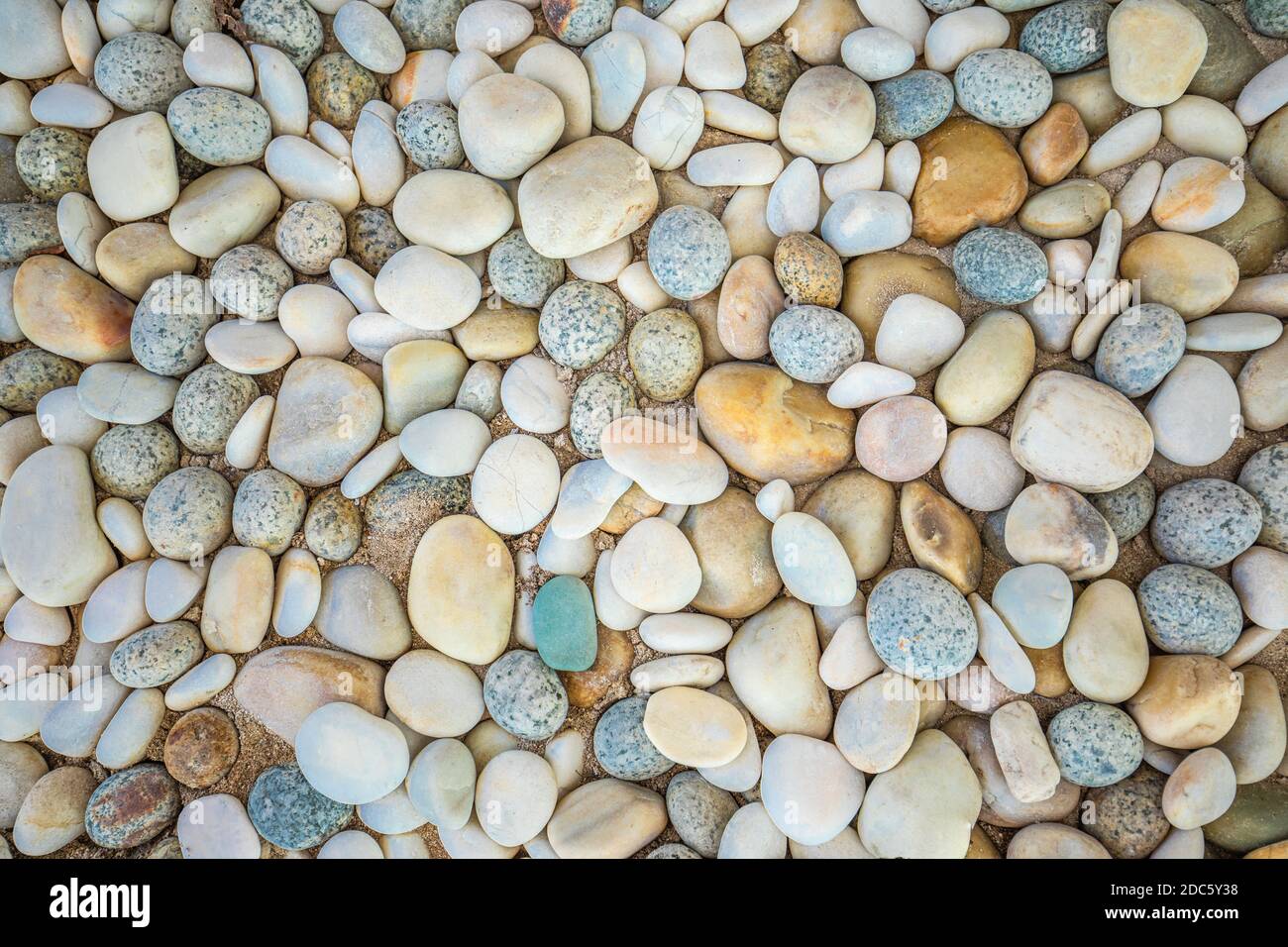 Abstrakte Natur Kieselsteine Hintergrund. Blaue Kieselsteine. Steinhintergrund. Blaue Vintage-Farbe. Strand mit Kieselsteinen. Schöne Natur, Zen und inspirieren Stockfoto