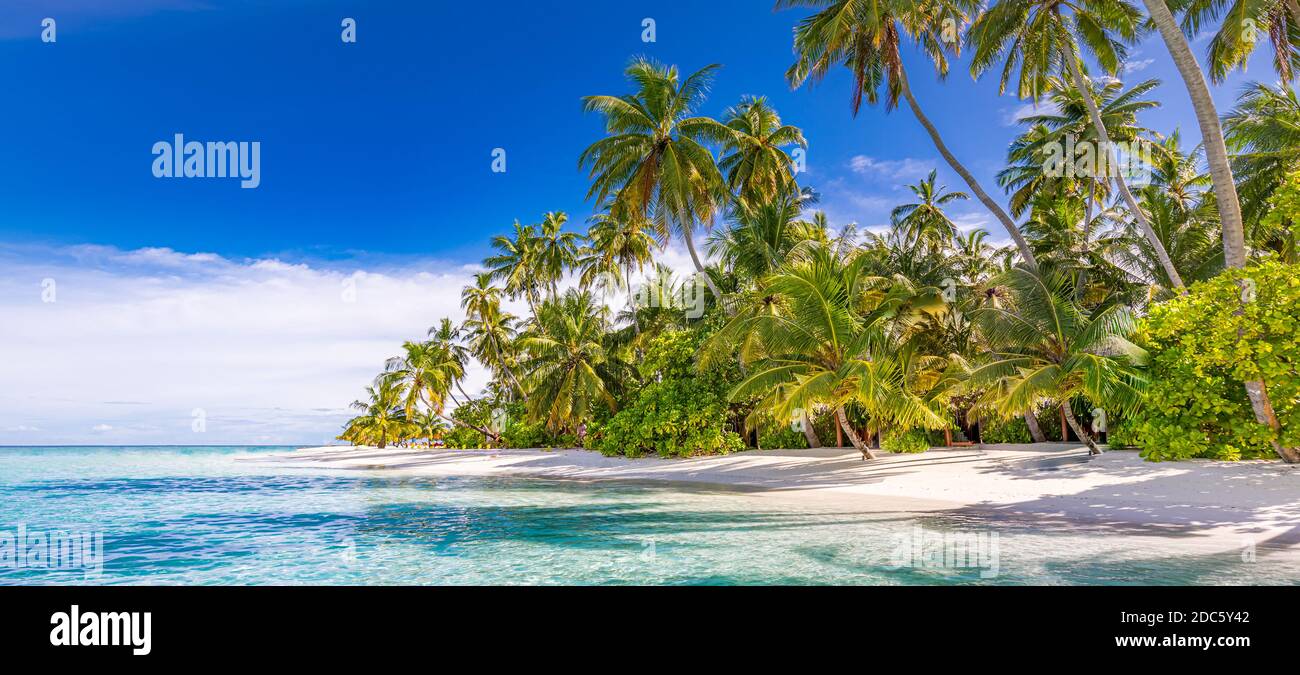 Ruhige Strandszene. Sonnige exotische tropische Strandlandschaft. Sommerurlaub Urlaubskonzept. Luxusreiseziel, idyllische Natur, Palmen, Meer Stockfoto
