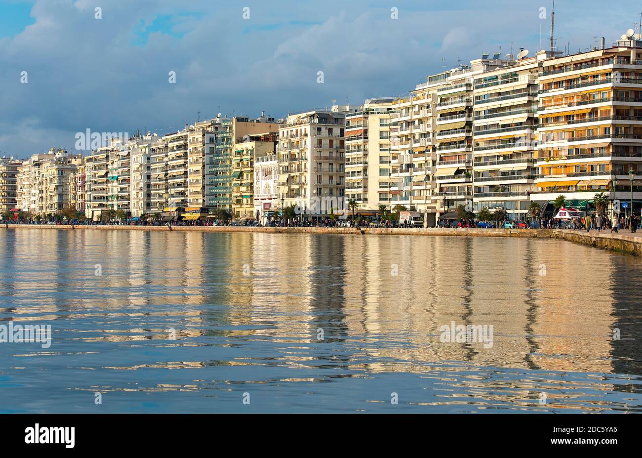 THESSALONIKI - NOV 19: Panoramablick auf den Hauptdamm von Thessaloniki, Promenade von Thessaloniki, 19. November 2017 in Griechenland Stockfoto