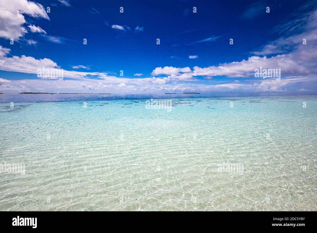 Entspannende Seeseite mit weiten Horizont des Himmels und des Meeres. Blick auf den tropischen Ozean, ruhige, ruhige Lagune, flaches Wasser, Horizont. Inspirieren Sie die Natur Stockfoto