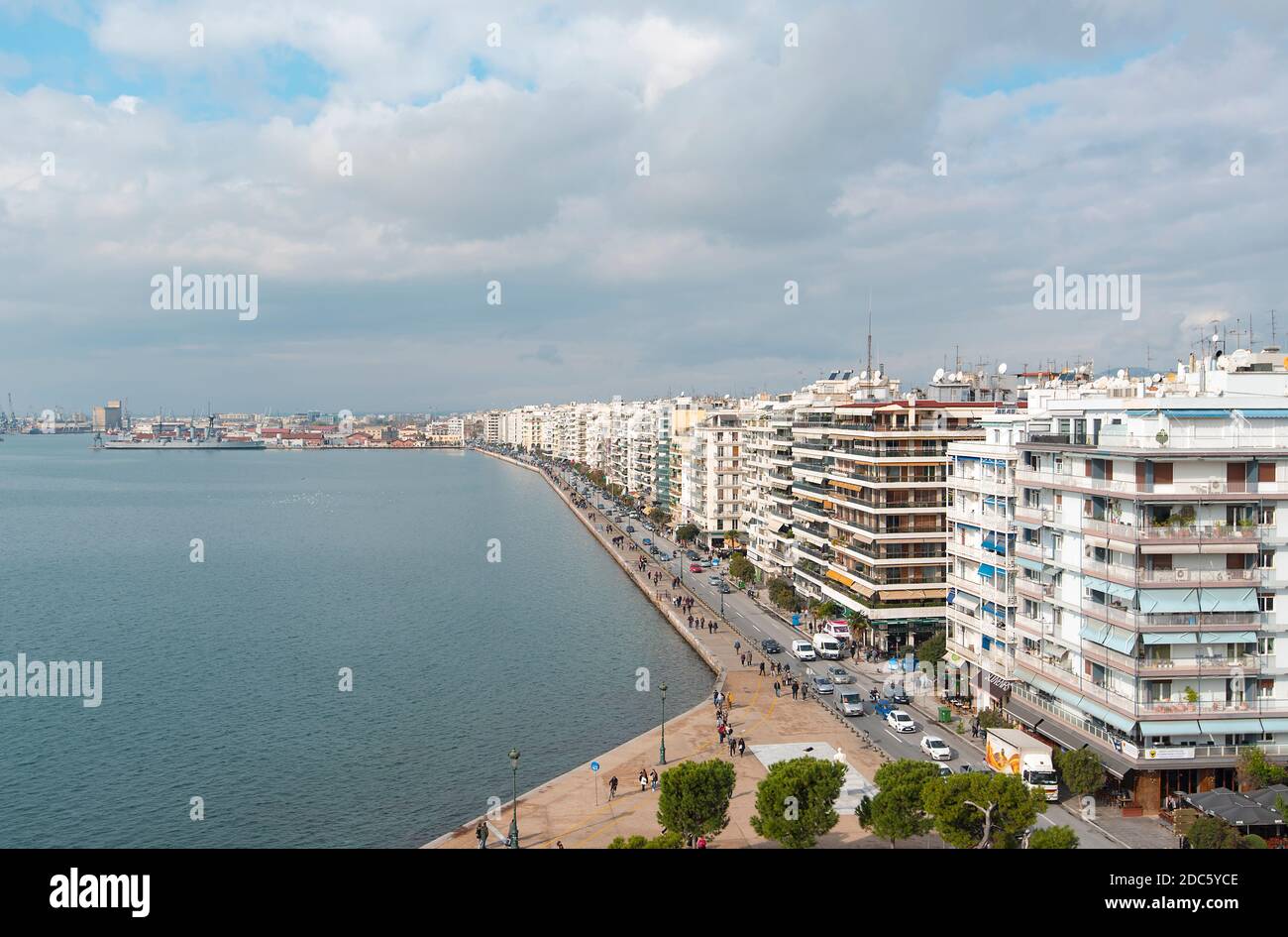 THESSALONIKI - NOV 19: Panoramablick auf den Hauptdamm von Thessaloniki, Promenade von Thessaloniki, 19. November 2017 in Griechenland Stockfoto