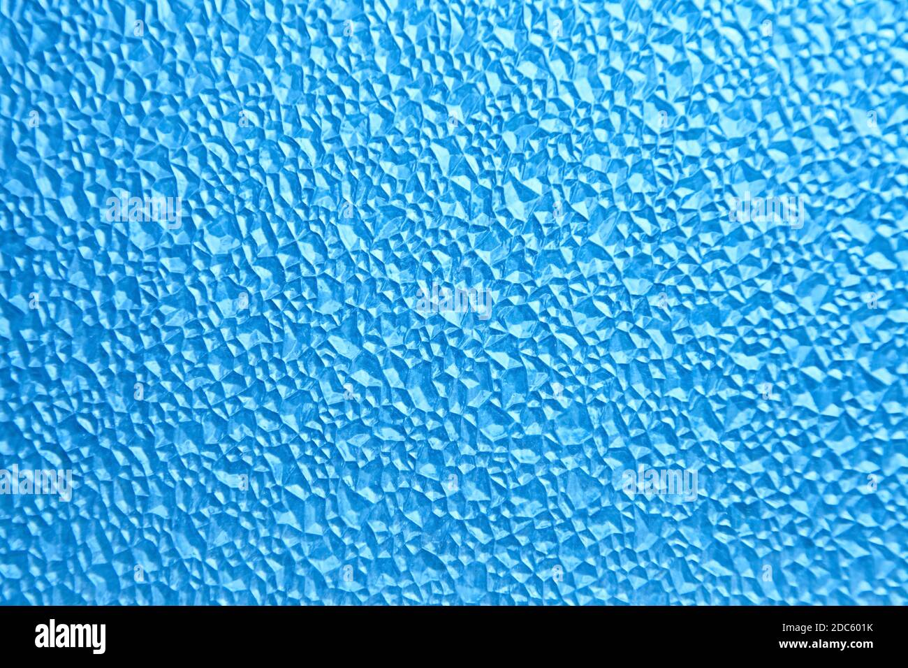 Abstraktes polygonales Muster auf einem blauen Kunststofffenster auf dem Lumen Stockfoto