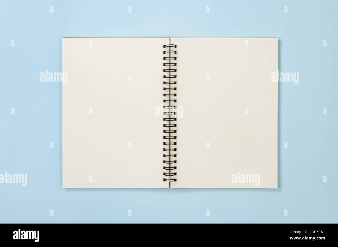 Tischchen Spiral Notizbuch oder Feder Notizbuch Mockup in ungefüttert Geben Sie auf Mittelrahmen auf blauem Pastell minimalistischen Hintergrund Stockfoto