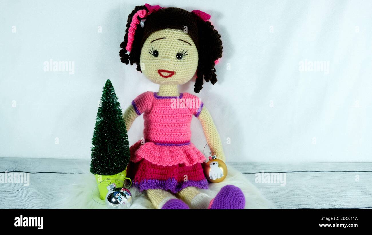Häkelpuppe mit Mini-weihnachtsbaum Stockfoto