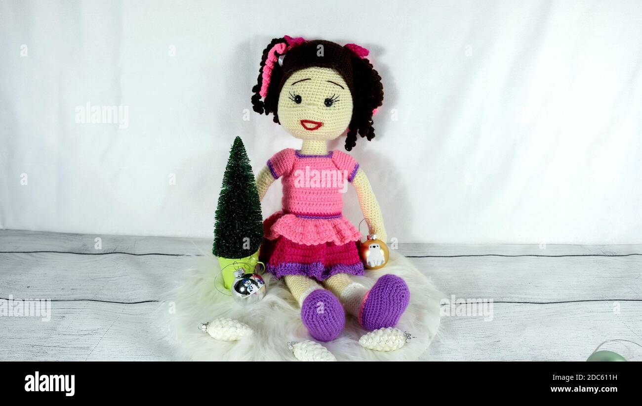 Amigurumi Puppe mit lockigen Haaren Stockfoto