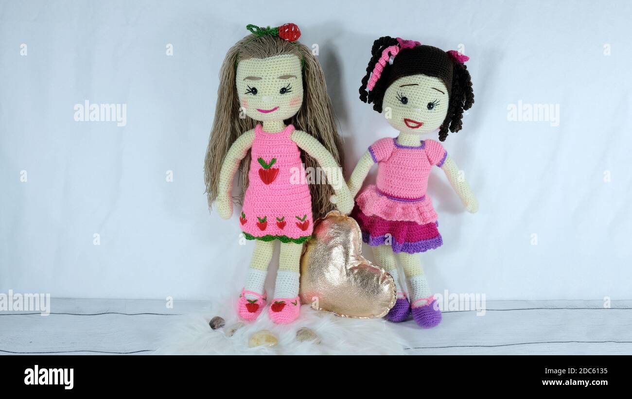 Zwei Häkelpuppen mit süßer Herzdeko Stockfoto